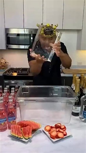 TIPSY BARTENDER 🍻🍹 on Instagram: "New Year’s Eve Punch #holidays #newyear #newyearseve"