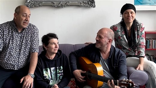 L'Alliance Française de Moncton et le Centre des arts et de la culture de Dieppe (@centredesartsdieppe) vous proposent la Compagnie Rassegna avec leur spectacle Luna Llena dans le cadre des tournées du réseau des Alliances Françaises du Canada ! ✨ Plongez dans un voyage vibrant avec la Compagnie Rassegna ! Dirigée par Bruno Allary, elle explore depuis 23 ans les chansons populaires de la Méditerranée (Italie, Espagne, arabo-andalou). Leur répertoire mêle musiques traditionnelles et compositions 