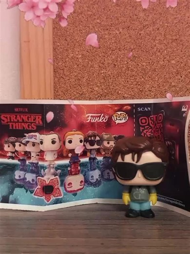 Stranger Things: Stive Harrington and Kinder Joy