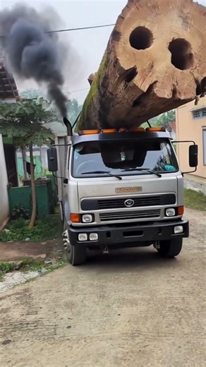 motorbike parked in the middle of the road, truck driver takes initiative to avoid it