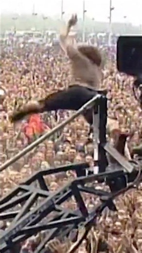 Pearl Jam biggest stage dive ever - Porch - Eddie Vedder live at PinkPop 1992