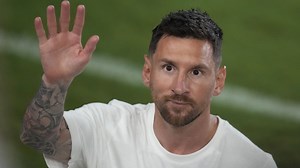 Video. WATCH: Messi unveiled during thunderstorm at Inter Miami
