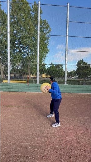 Step behind med ball toss for pitchers/baseball training #baseballtraining #medicineball #athlete