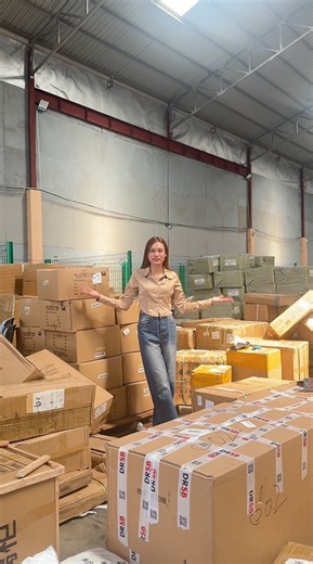 📦📈 បន្ទាប់ពីចូលឆ្នាំខ្មែរហើយ អីវ៉ាន់រាប់ម៉ឺនកញ្ចប់បាននឹងកំពុងតែចូលឃ្លាំង DRSB Express ជាបន្តបន្ទាប់។ សមិទ្ធផលជោគជ័យ និងការកើនឡើងនៃការប្រើប្រាស់សេវាកម្មនេះ គឺជាសក្ខីភាពបញ្ជាក់ពីទំនុកចិត្ត ការទទួលស្គាល់ ព្រមទាំងការប្តេជ្ញាចិត្តយ៉ាងខ្ជាប់ខ្ជួនរបស់ពួកយើង ក្នុងការផ្តល់សេវាកម្មដ៏ល្អបំផុតជូនអតិថិជន។ 🎯 ក្រោមបេសកកម្មផ្ដល់សេវាកម្មដែលអ្នកជឿទុកចិត្ត តាមរយៈស្តង់ដារសេវាកម្ម បានធ្វើឱ្យអ្នកប្រើប្រាស់ទទួលបាននូវភាពកក់ក្តៅ និងបន្តជឿទុកចិត្តឥតងាករេ ដែលជានិច្ចកាលគ្រប់អតិថិជនទាំងអស់តែងតែបន្តប្រើប្រាស់សេវាកម្មរបស់ព