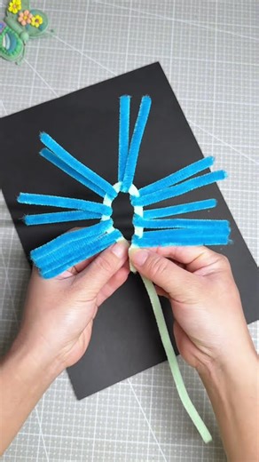 Five pipe cleaners rolled into a little dinosaur – full of creativity and fun! #ParentChildCrafts