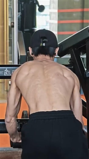 A 60kg one-arm row for a 54kg person is a mental pre-workout boost for all skinny people. #MentalWor