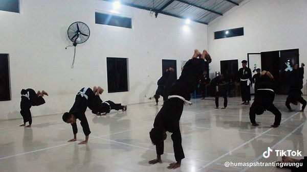 📸 DOKUMENTASI KEGIATAN 📸 SH TERATE RAYON KARANGREJO – RANTING WUNGU Salam Persaudaraan 🤝 Berikut beberapa momen kebersamaan dalam kegiatan SH Terate Rayon Karangrejo 💪🖤 Penuh semangat, kekompakan, dan rasa persaudaraan yang terus terjaga. Melalui latihan rutin dan kebersamaan yang solid, dulur-dulur Rayon Karangrejo terus menanamkan nilai luhur Setia Hati Terate kepada generasi penerus 🌱 ✨ Bersama kita kuat ✨ Bersaudara kita jaya