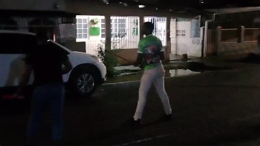 PROBANDO LOS LÁTIGOS El látigo es uno de los 6 elementos que forman parte de la indumentaria del MAMONIO y con el mismo se somete al CONGO el cual en ocasiones huye despavorido para no ser latigado. Si alguno no lograra escapar y se tumbara al suelo, el MAMONIO utiliza las manos y aveces los pies para tratar de que el CONGO se levante o deje accesible los pies. Estando tumbado en el piso el CONGO, no es recomendable usar el látigo en partes sensibles de su cuerpo. Otro detalle es que el MAMONIO 