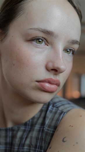 sissel 시슬 on Instagram: "I will now be obsessed with this way of doing my makeup thanks to @_cherrien and her gorgeous skin🧖🏼‍♀️☕️ have you tried this before?? also let’s all ignore my postpartum hair regrowth literally flying in all directions … 🤍"