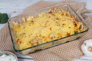 227K views · 1.5K reactions | Gyorsan összedobható, pofonegyszerű és isteni finom - ha van otthon brokkoli, ezt a receptet midneképp érdemes kipróbálni! Sült húsok mellé köretnek is tökéletes, de önmagában főételként is megállja a helyét. | Mindmegette.hu | Facebook