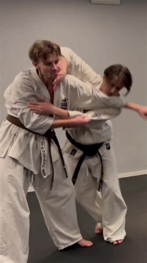 How to execute this clinch counter throw