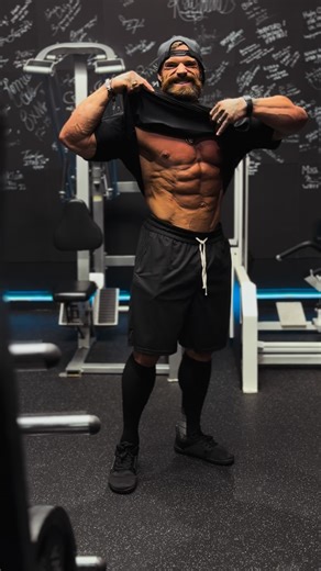 Mike Sommerfeld on Instagram: "Lets get shredded 💀💎 #muskelaufbau #fitfamgermany #fitnessstudio #classicbodybuilding"