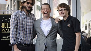 Inicia Two and a Half Men y muere Charlie Harper