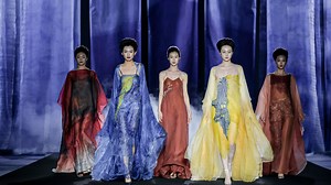 It's a wrap for the autumn/winter 2024 Beijing Fashion Week! The closing runway show was a head-turner, with fashion designer Li Wei spotlighting the traditional craftsmanship of the Song Dynasty (960-1279). Expect beautiful embroidery, as well as splendid and complex brocade that presents the exquisite aesthetics of the past. For more: https://news.cgtn.com/news/2024-03-26/Beijing-Fashion-Week-wraps-up-in-style-with-designer-Li-Wei--1shrGEnVhFC/p.html #TheVibe #Heritage #Fashion | China Plus Cu