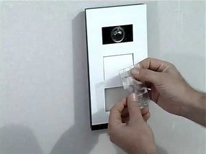 Anwendungsfilm Busch-Welcome®: Namenschild einlegen und Abschlussleiste anbringen