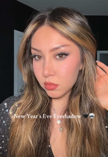 Here is a simple & sparkly smokey eye for NYE! Full tutorial tomorrow 🖤🪩 @Makeup By Mario @Maybelline NY @L'Oreal Paris #nyemakeup #newyearseve2025 #smokeyeye #makeuptutorial
