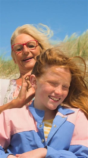 Fra havplast til jubilæumsmønt 💙 Vi fejrer vores 60-års jubilæum med en helt særlig gave til vores 5.300 sommerhusejere – en mønt lavet af genanvendt havplast fra strandene ved Hvide Sande. Et symbol på taknemmelighed, fællesskab og kærlighed til Vestkysten. 🌊 | Esmark Feriehusudlejning