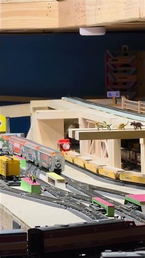 HO scale: dinosaurs and clowns