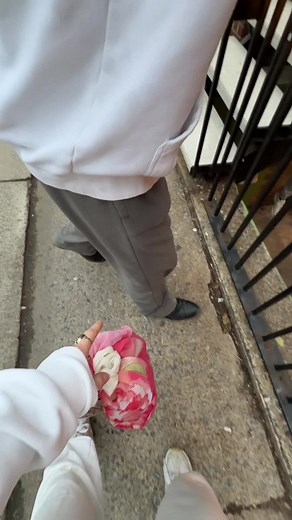 I think it’s cool when people dress like this. Wingtip oxfords with a pair of fleece sweats bc why not #streetwear #personality #nonchalant #randompeople #randomoutfit