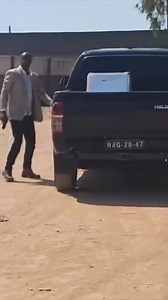 Notícias de ultima hora 🌏🛰 ANGOLA 🚨 Confronto Tenso em Angola: Homem Desarmado Enfrenta Cidadão Armado com Pistola. 16 de Julho de 2025– Um incidente insólito e tenso ocorreu no final da tarde desta terça-feira, envolvendo dois cidadãos, um deles armado com uma pistola. A situação rapidamente ganhou contornos de confronto físico, popularmente conhecido como “pancad'aria”, no bairro Mártires do Kifangondo, em Luanda. Segundo testemunhas no local, a discussão entre os dois indivíduos começou co