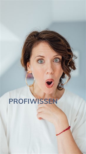 Susanna Borek VOCALCOACH & MENTALTRAINERIN on Instagram: "Wenn du 1000 Einsingübungen gemacht hast, aber NIE wusstest was du tun musst, damit deine Stimme effektiv genutzt werden kann… DANN kann schon mal das Hirn leicht durchdrehen, wenn man hört auf was man alles achten muss. Der 1. superwichtige Schritt: Wenn es nicht sofort klappt, nimms mit Humor🤩 Der 2. auch superwichtige Schritt: Adaptiere 1 Sache und setze sie um. Stimme ist ein Baukastensystem - du hörst das schöne Endergebnis erst wen
