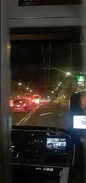 Un momento de tristeza y recuerdo en un trayecto