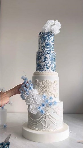 Let’s design a blue and white wedding cake #cake #cakedecorating
