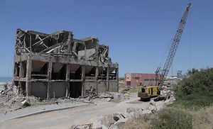 Video: avanzan las obras de demolición de la arenera abandonada del Puerto