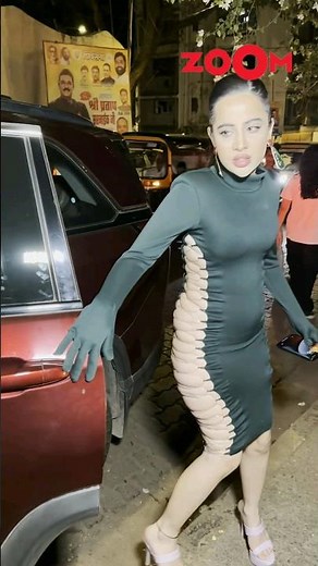 Urfi Javed STRUGGLES to walk in her tight dress #shorts #urfijaved