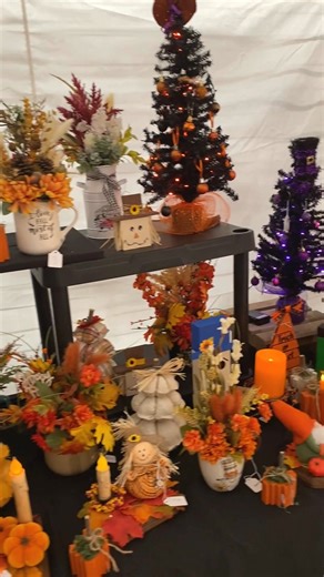 Don't miss out on the opportunity to discover some of the most incredible crafts and goods available at Pigeon Forge Rotary Club's Fall Crafts Festival 🎃 🎄 🍁 ✨ The Festival will be open through Sunday, October 27th. The fair showcases unique handcrafted items created by some of the most talented artists and crafters in the area. Head over to the tent at Patriot Park (📍 186 Old Mill Avenue Pigeon Forge, TN 37863), where admission and parking are free! Any donations will support local and area