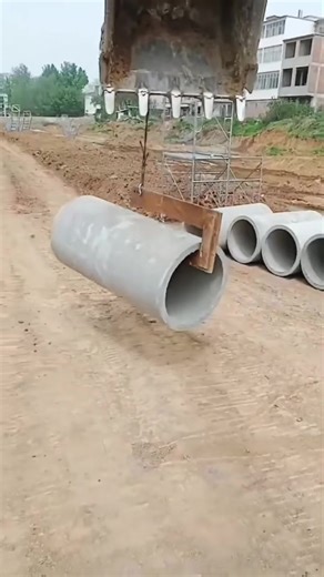 Comment transporter une buse en béton #buses #beton #concrete_pipe #concrete #civilengineering | Abdelffatah El Mahfoudi