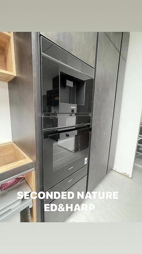 Our Project up at Harper Hill is taking shape nicely 👌 This amazing Kitchen is a real eye opener with the latest SIEMENS IQ 700 STUDIO LINE🤩 Beautiful gold harbour oak cabinets❤️ Beautiful graphite cabinets🥰 Amazing gold harbour oak doors🔥 Amazing Jura gold doors 👊 Best of all the most wonderful customers of all time Mick and Julie Davies love you guys 🥰 | Ed & Harp Kitchen Design