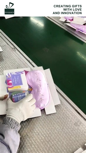 ✨ Good Night Gift Set — Designed to Help Your Brand Stand Out ✨ This soothing gift set combines elegance and comfort — featuring a silky eye mask, jasmine rose loose leaf tea, and a vanilla-scented candle. Perfect for Mother’s Day, self-care collections, wellness promotions, and seasonal gifting programs. At Innopack, we specialize in creating custom gift sets that reflect your brand’s story — from concept and packaging to certified production and export logistics. Let’s make your next private l