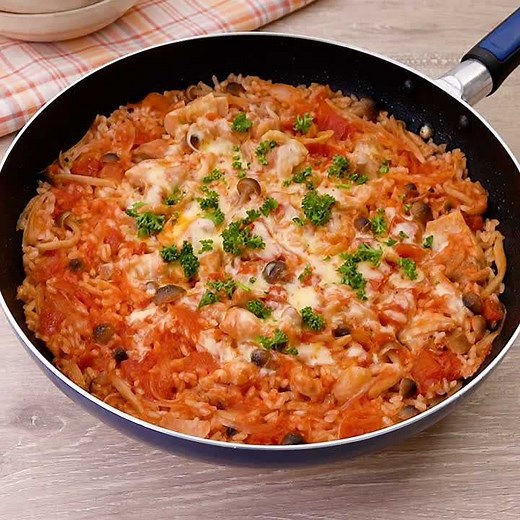 ワンパンで！ トマトの炊き込みチキンピラフのレシピ動画・作り方 | デリッシュキッチン