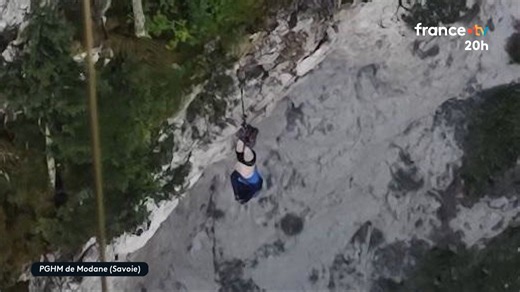 🏔🔴 Incroyable sauvetage en Savoie : après une chute, un randonneur de 62 ans est resté suspendu par les chevilles pendant 10 minutes avant l’intervention des gendarmes. | Le 20h – France Télévisions