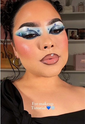 Glamorous Blue Makeup Tutorial for Stunning Looks