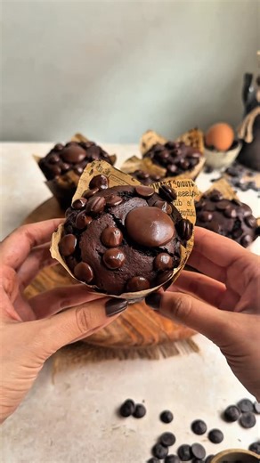 Molten Chocolate Fudge Muffins! They taste just as delicious as they look. Find the complete recipe on my youtube channel! https://youtu.be/z8EnBD_S2XE?si=yvy0TmRWRuVNyuem | Zainebsoven