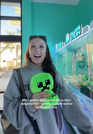 Up until this day I thought every single claw machine was a SCAM I am SO HAPPY #clawmachine #clawmachinewins