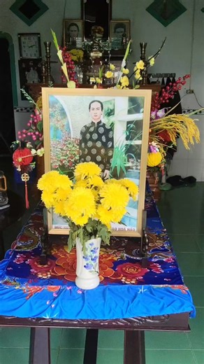 Mới lụt bão chỗ nầy chưa dứt, Kế xảy ra động đất chỗ kia. Đói đau chết chóc chia lìa, Nhơn-Sanh đang lúc đầm đìa thiên tai. Nạn Trời khắp đông tây gieo rắc, Thêm nạn người Nam Bắc hoành hành. Chỗ nầy chưa dứt chiến tranh, Kế nghe chỗ nọ khởi hành binh đao. Thảm với khổ kể sao cho hết, Sống khó khăn còn chết dễ dàng. Nhìn vào khắp cảnh nhơn gian, Lao đao chẳng khác như thoàn gặp giông. TRÍCH TÁC PHẨM: ĐƯỜNG GIẢI THOÁT. CỦA NGÀI THANH SĨ. PHẬT GIÁO HOÀ HẢO. NHỚ NIỆM PHẬT. | Nhi Nguyễn