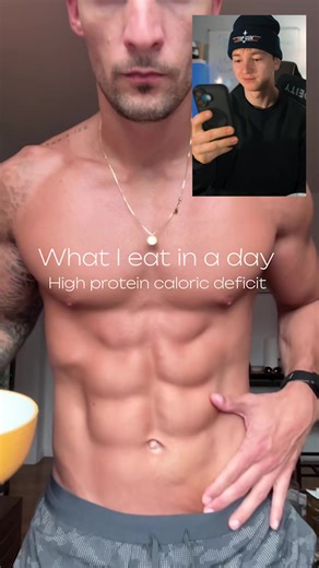 Wir reagieren auf @Arian Full Day of Eating — Spoiler: absolut beschissen 👀 290g Protein bei ~80kg — völlig unnötig und verschwendetes Geld. 2g/kg reichen. -> Den Rest lieber in Carbs investieren für Leistung im Training. Die größten Probleme: → Fast kein Gemüse, keine Ballaststoffe — müsste doppelt so viel essen → Gesunde Fettquellen komplett ignoriert → Proteinriegel als Proteinquelle — eine bessere Süßigkeit, nicht mehr Ihr könnt mir gerne eure Videos schicken — ich reagiere drauf 👇 #Fitnes