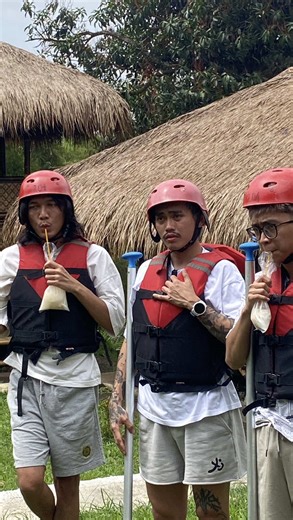 Mau liburan rame-rame yang seru maksimal tapi gak pakai ribet nyusun itinerary? Sinar Alam Rafting punya solusinya! Kami telah merancang 4 pilihan paket petualangan premium yang menggabungkan keseruan Rafting 12KM dengan aktivitas favorit lainnya. Dijamin, gathering kantor atau liburan keluarga kamu bakal jadi cerita tak terlupakan! 👉 Simak Pilihan Paketnya di Slide Selanjutnya: 🎯 Paintball Rafting Berlayar (Min. 10 Pax) – Rp 400.000/Pax Adu strategi dan adrenalin di medan Paintball sebelum ta