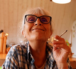 Elizabeth a construit seule une maison en forme de triangle. Pour neo, elle a accepté de nous la faire visiter. 🏠 | Neo