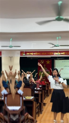 Sáng nay 13/10, BTV Hội LHPN xã Phúc Thọ phối hợp với Trung tâm Chính trị khu vực Phúc Thọ và Hội LHPN các xã Phúc Lộc, Hát Môn tổ chức lớp tập huấn nghiệp vụ công tác Hội Phụ nữ cho đội ngũ cán bộ Hội cơ sở. Không khí buổi tập huấn sôi nổi, tươi mới và đầy cảm hứng. Các chị em không chỉ được nghe truyền đạt lý thuyết mà còn thực hành sinh động các kỹ năng: tuyên truyền miệng, nắm bắt dư luận xã hội, tổ chức hoạt động mô hình Câu lạc bộ sao cho hấp dẫn, gần gũi và hiệu quả hơn. Những nụ cười, án