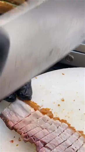 322K views · 2K reactions |  BÁNH MÌ HEO QUAY MUỐI TIÊU – HƯƠNG VỊ...