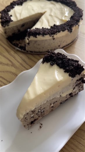 Easy no bake OREO CHEESECAKE! 🎂 This is the friendliest cake non-bakers like me can ever make. It will come out perfectly everytime. Foolproof, simple and no brainer 😎 Home made but definitely a cafe restaurant quality 🥰 #cheesecake #cake #oreo #creamcheese #nobake #eat #food #cook #cooking #easyrecipe #fyp #recipe #foodie