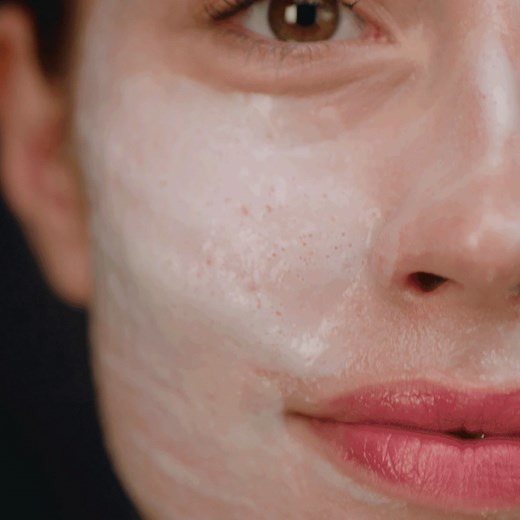 [ SCRUB & MASK ] Comment bien utiliser SCRUB & MASK ? Voici quelques astuces. Etape 1 : Sur peau propre, appliquez la texture et massez par légers mouvements circulaires pendant 1 minute pour un effet double exfoliation Etape 2 : Laissez poser une dizaine de minutes. Des bulles se forment pour une expérience sensorielle unique Etape 3 : Après disparition des bulles, rincez à l'eau A vous de jouer ! | Laboratoires Filorga