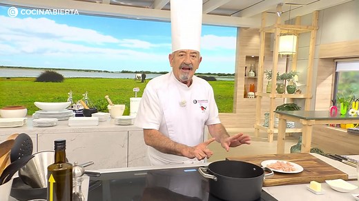Croquetas de gambas cremosas 🍤🥖 Un clásico irresistible con sabor a mar y una textura suave por dentro y crujiente por fuera. Perfectas para compartir en buena compañía. Llevan una bechamel casera con el jugo de las cabezas de gamba, colas salteadas con ajo y perejil, y un rebozado doradito que las hace aún más sabrosas. ¡Caseras y deliciosas! 💛 📝 Ingredientes: ✔ 250 g de gambas ✔ 60 g de harina ✔ 500 ml de leche ✔ 1 diente de ajo ✔ Harina, huevo y pan rallado (para rebozar) ✔ 20 g de manteq