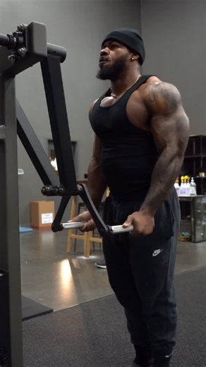 Lateral Raise Tips 1. Keep your hands slightly in front of your body. 2. As you lift, think about pushing the weight down and out, like the dumbbells are magnetized to the floor. This helps you lead with your shoulders. 3.Control the lowering phase—don’t let the weights just drop. Keep your shoulders engaged the whole time. Finish your push or shoulder day with 2–3 hard, controlled sets for best results. #ShoulderTraining #LateralRaises #ShoulderGains #DeltsOnFire #HypertrophyTraining #PushDayWo