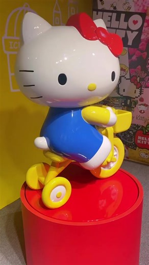 101K views · 1.8K reactions | ７大展區帶大家回顧KITTY誕生50年來的各種可愛樣貌變化與時刻，還特地打造了貫穿展館１、２樓空間的超巨型HELLO KITTY概念裝置，絕對是可愛重點打卡裝置，還有各種趣味互動可玩！ HELLO KITTY 50週年特展：與未來做朋友吧 日期：12/30～2024/4/7 | 食尚玩家 | Facebook