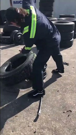 How to quickly demount a tire by hand - Good tools and machinery make work easy